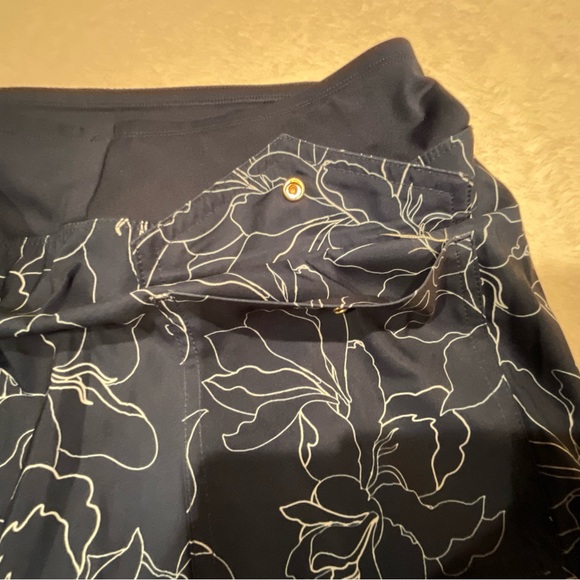 Women’s Cypress Club Navy Skort With White Flowers and Pockets Size Small - Picture 6 of 14